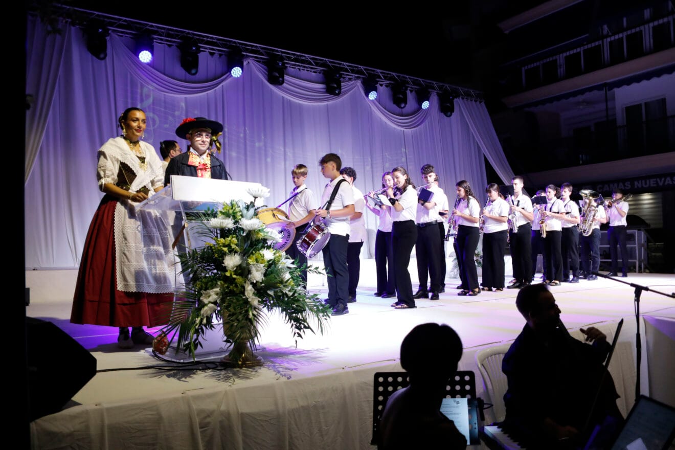 Jóvenes de la Banda de Música actuando en el acto