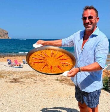 Alessandro del Piero con una paella en el Primer Montañar de Xàbia