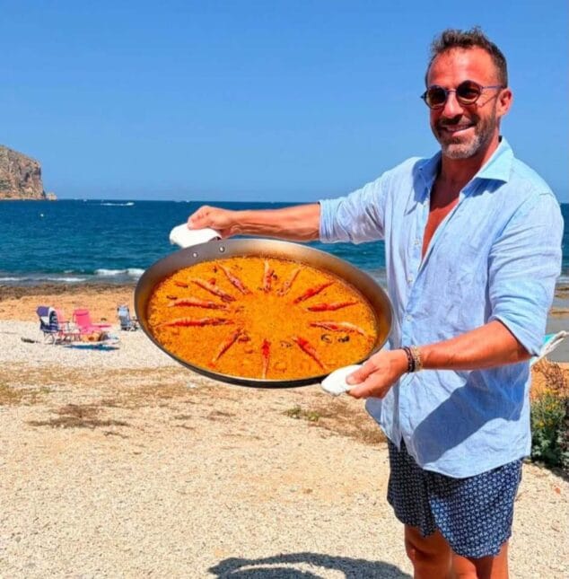 Imagen: Alessandro del Piero con una paella en el Primer Montañar de Xàbia
