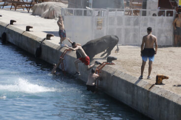 Ambiente en la primera sesión de Bous a la Mar 2026 y el baret (13)