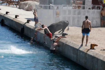Ambiente en la primera sesión de Bous a la Mar 2026 y el baret (13)