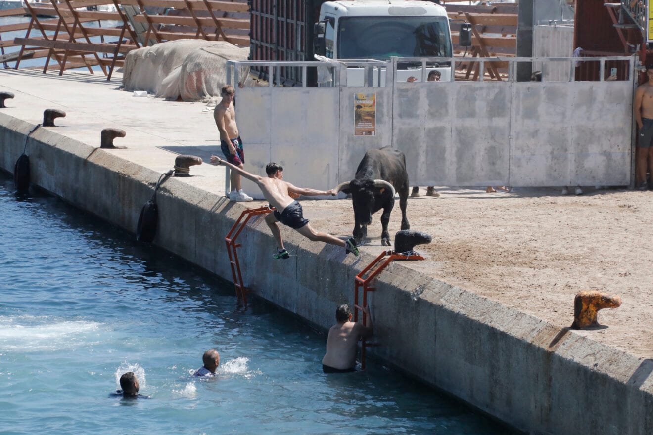 Ambiente en la primera sesión de Bous a la Mar 2026 y el baret (14)