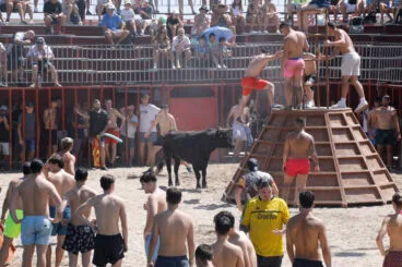 Ambiente en la primera sesión de Bous a la Mar 2026 y el baret (16)