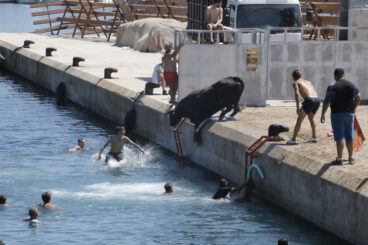 Ambiente en la primera sesión de Bous a la Mar 2026 y el baret (17)