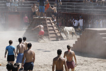 Ambiente en la primera sesión de Bous a la Mar 2026 y el baret (23)