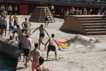 Ambiente en la primera sesión de Bous a la Mar 2026 y el baret (27)