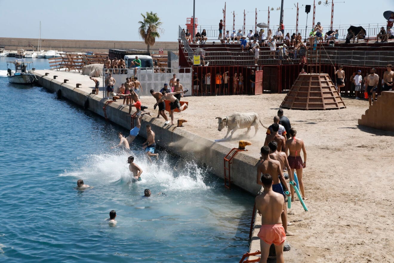 Ambiente en la primera sesión de Bous a la Mar 2026 y el baret (28)