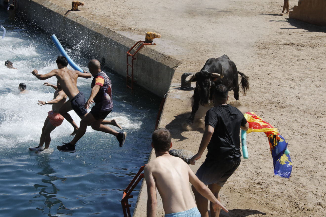 Ambiente en la primera sesión de Bous a la Mar 2026 y el baret (37)