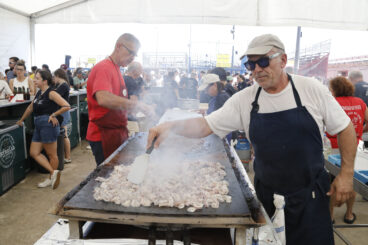 Ambiente en la primera sesión de Bous a la Mar 2026 y el baret (57)