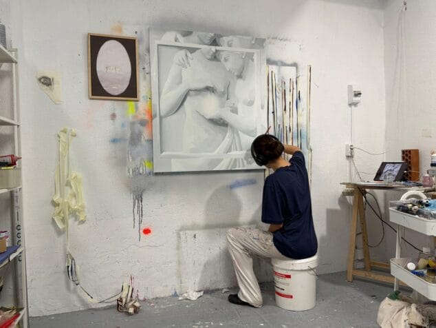 Imagen: Ana Cruañes pintando en su sala de trabajo