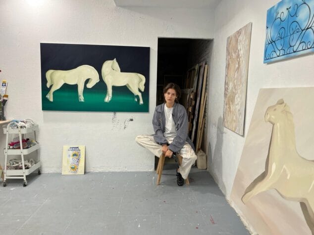 Imagen: Ana Cruañes junto a una de sus creaciones
