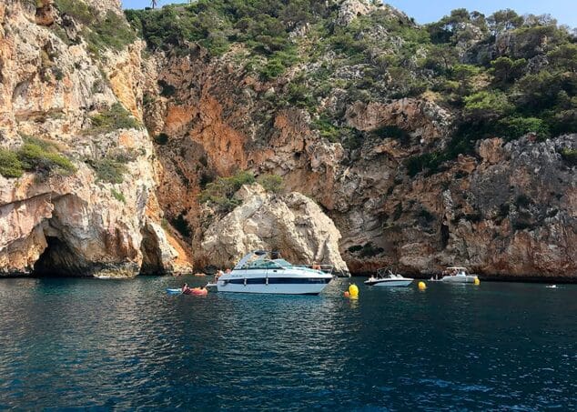 Imagen: Barcas fondeadas con boya en Xàbia