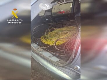 Rollos de cable de cobre robado y recuperado por la Guardia Civil en el maletero de un vehículo.