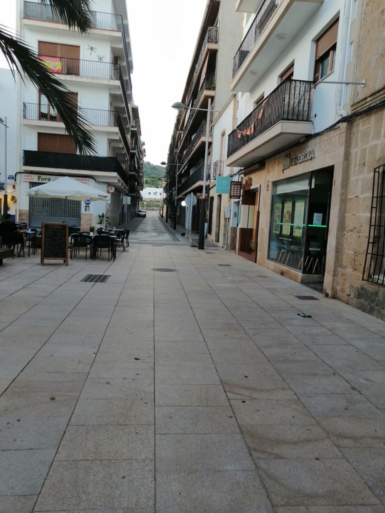 Calle vacía en el centro histórico de Xàbia durante el eclipse