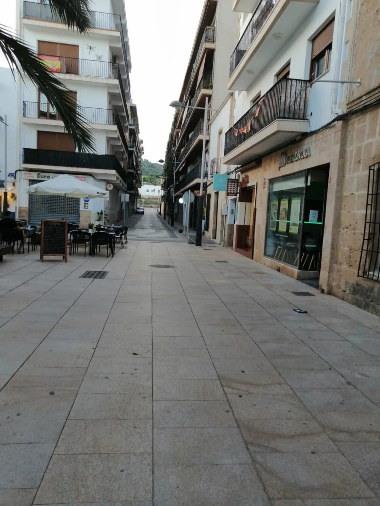 Calle vacía en el centro histórico de Xàbia durante el eclipse