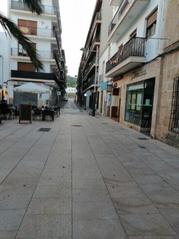 Calle vacía en el centro histórico de Xàbia durante el eclipse