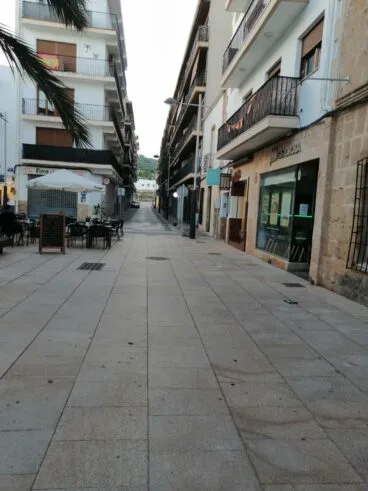 Calle vacía en el centro histórico de Xàbia durante el eclipse