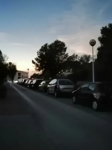 Calle vacía en el centro de Xàbia durante el eclipse