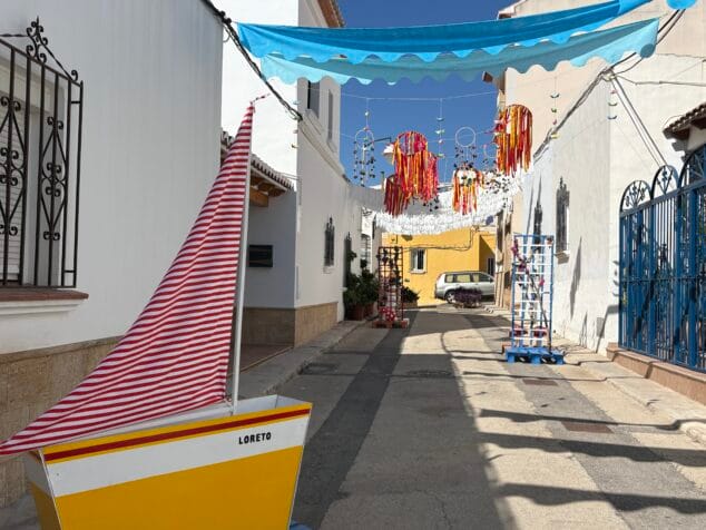 Imagen: Calles Bartolomé Ros engalanada en Duanes de la Mar