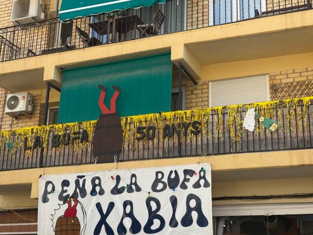 Imagen: Balcón engalanado en Duanes de la Mar
