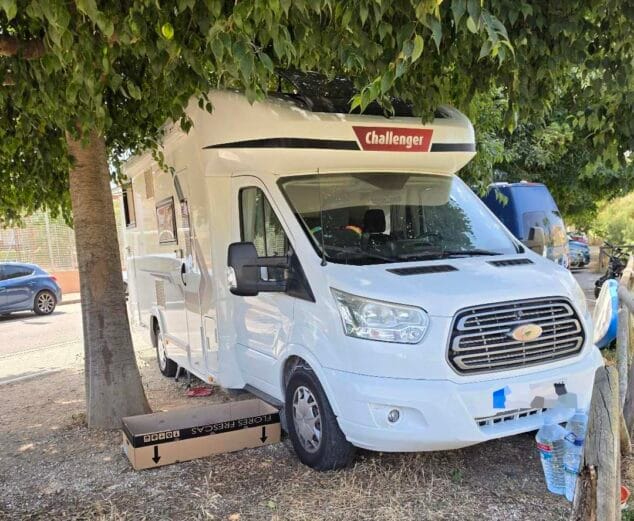Imagen: Caravana estacionada y residuos en la zona de Les Mesquides