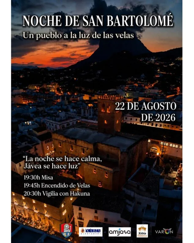 Imagen: Cartel anunciador de la Noche de San Bartolomé en Xàbia el 22 de agosto de 2026, con una vista nocturna del pueblo iluminado por velas.