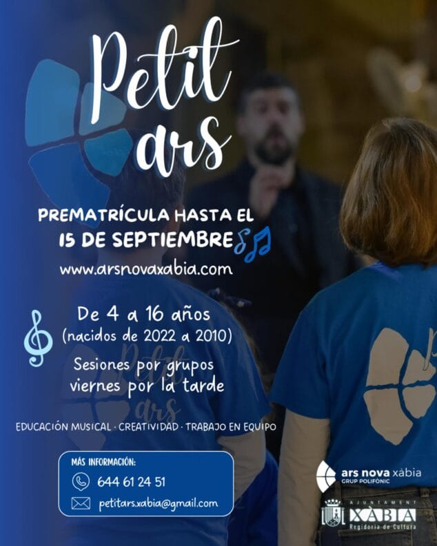 Imagen: Cartel informativo azul con texto blanco sobre la prematrícula del coro infantil Petit Ars, con un fondo desenfocado de un ensayo coral.