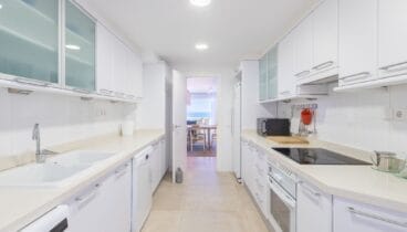 Cocina independiente con lavadero y terraza auxiliar