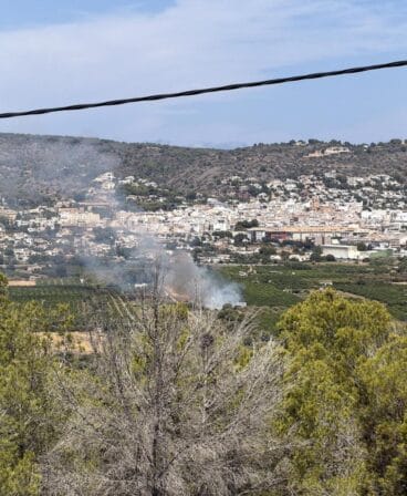 Columna de humo del incendio originado en una parcela de Xàbia