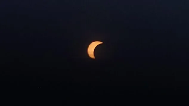 Imagen: Imagen del eclipse solar parcial en el cielo oscuro, observado desde Xàbia.