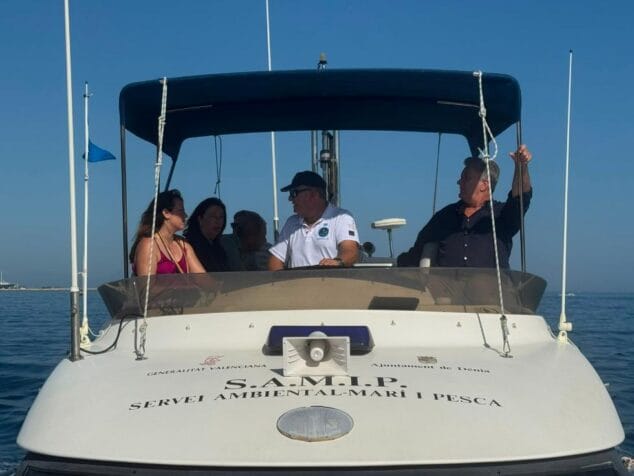 Imagen: El conseller en la embarcación de vigilancia marina