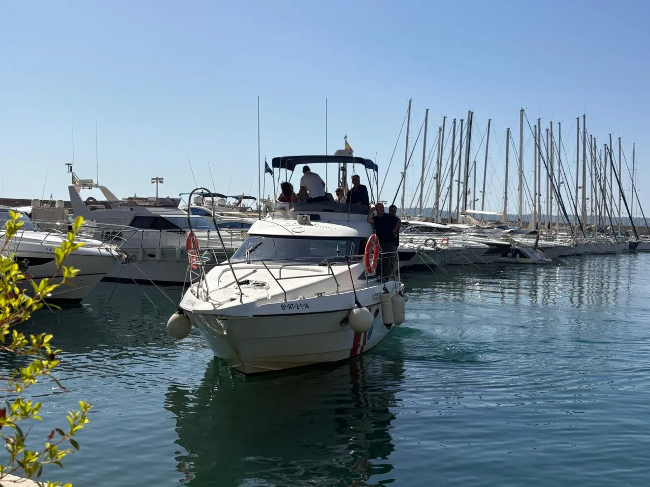 Embarcación guardacostas a su llegada al Club Náutico Jávea