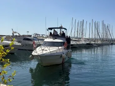 Embarcación guardacostas a su llegada al Club Náutico Jávea