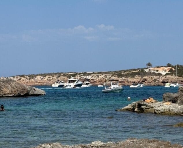 Imagen: Embarcaciones fondeadas en una cala de Xàbia