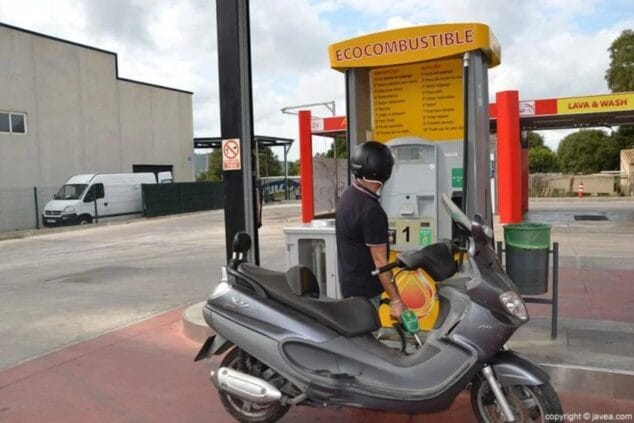 Imagen: Una persona repostando su moto en la gasolinera de Jávea que está en subasta.