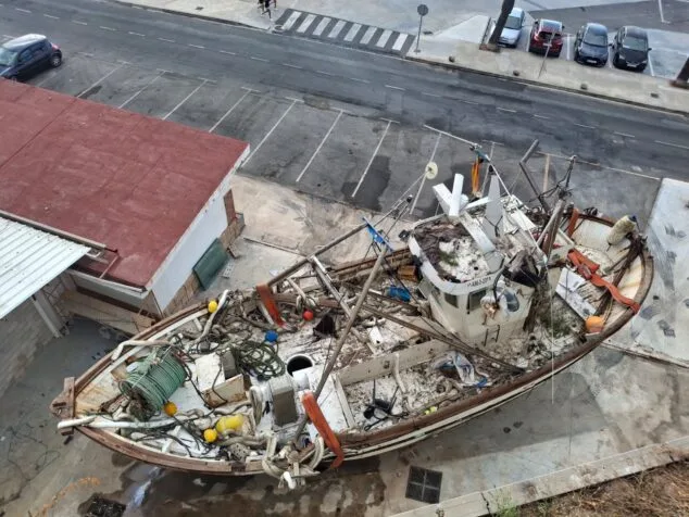 Imagen: Estado del pesquero El Terrible abandonado en el puerto de Xàbia