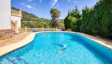 Exteriores con piscina privada y amplias terrazas al aire libre