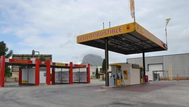 Imagen: Vista exterior de la gasolinera con lavadero en Jávea que se subasta