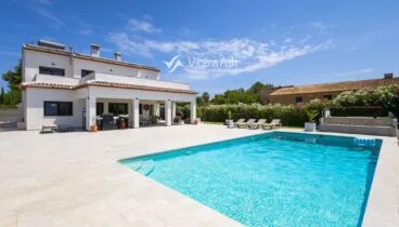 Gran piscina privada