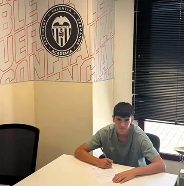 Imagen: Iker Frías firmando la renovación del contrato con la academia del Valencia CF