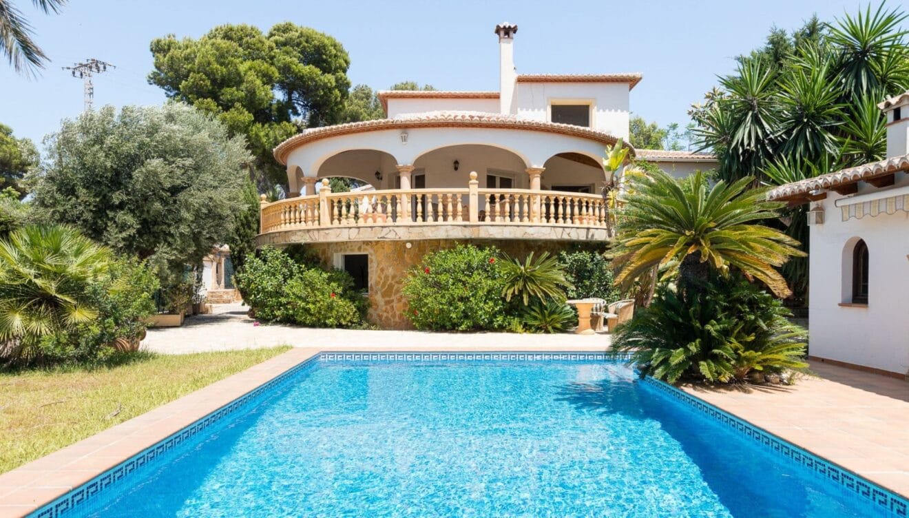 Jardín, piscina y espacios para disfrutar al aire libre