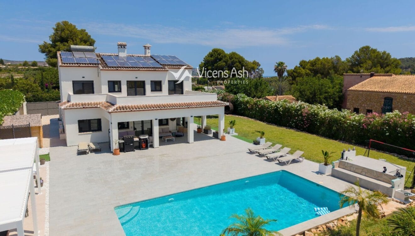 Jardín privado con piscina