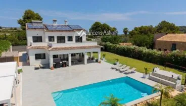 Jardín privado con piscina