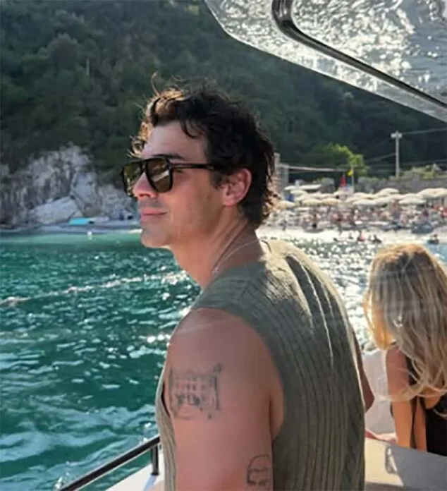 Imagen: Joe Jonas durante sus vacaciones en el litoral Mediterráneo