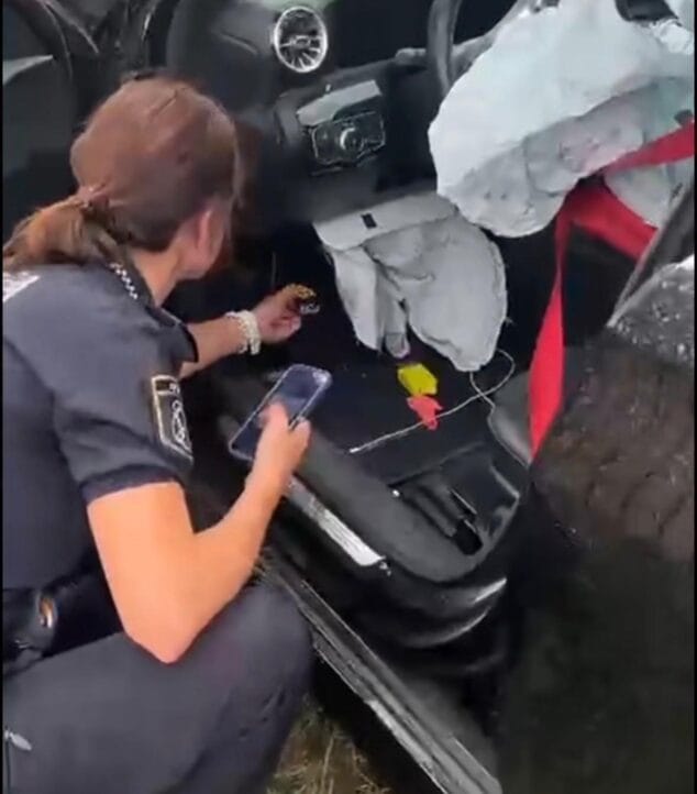 Imagen: La agente de Policía realizando la investigación de datos