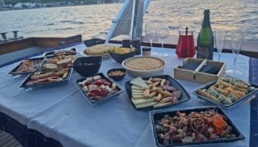 La brisa del Mediterráneo, el Montgó iluminado por el atardecer
