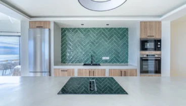 La planta principal cuenta con salón y cocina abierta
