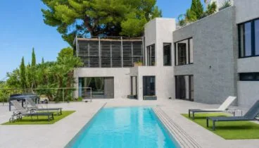 La vivienda conecta con las terrazas y la zona de baño