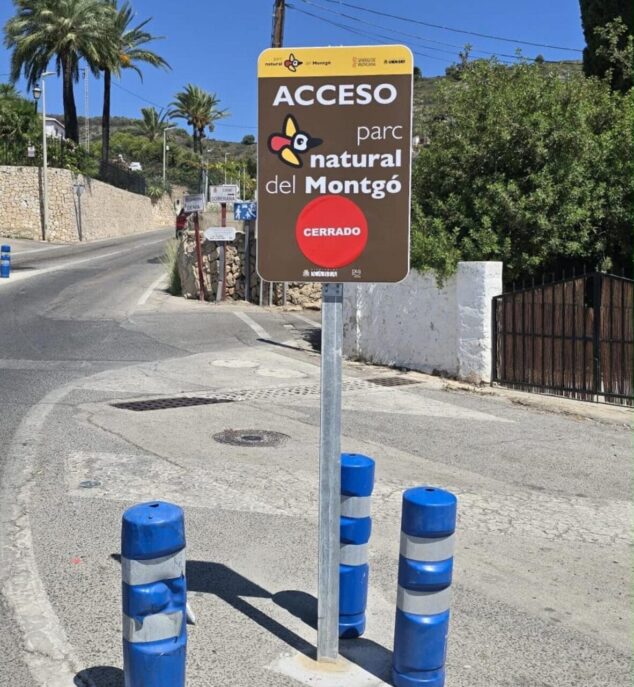 Imagen: Fotografía del nuevo cartel informativo en la entrada al Parque Natural del Montgó indicando que está cerrado.