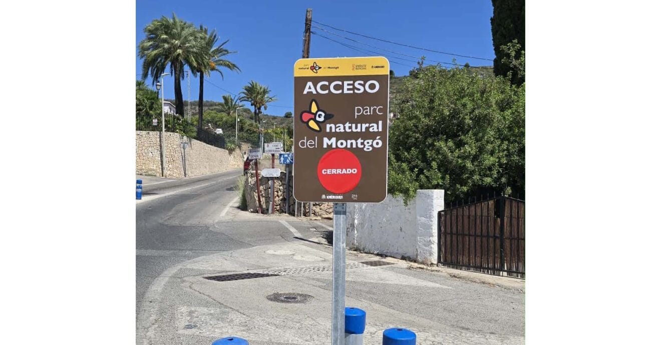Panel que indica el acceso cerrado al Montgó